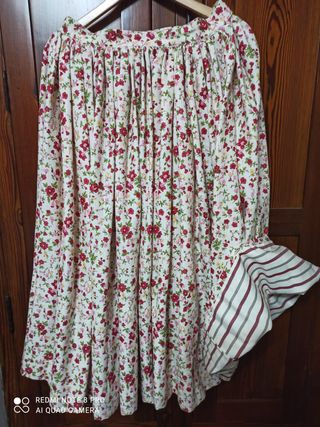 Falda regional floral