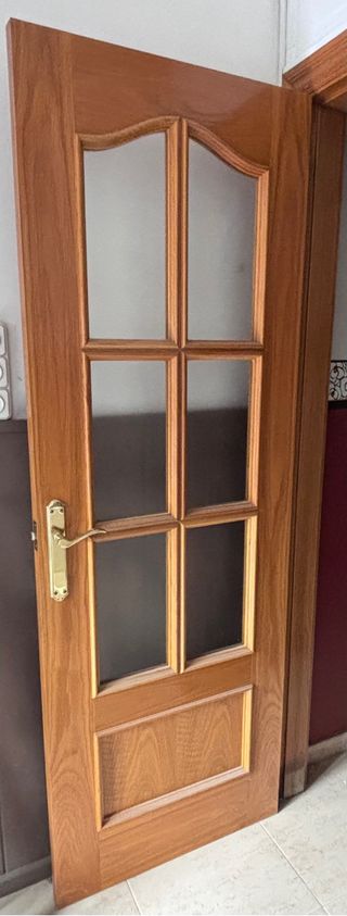 Puerta madera acristalada