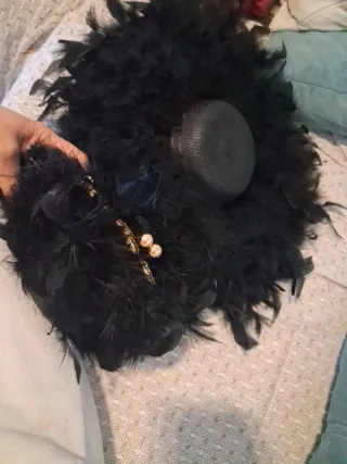 Bolso y tocado de plumas negro