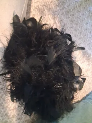 Bolso y tocado de plumas negro