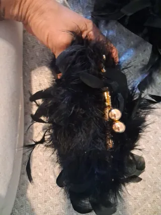 Bolso y tocado de plumas negro