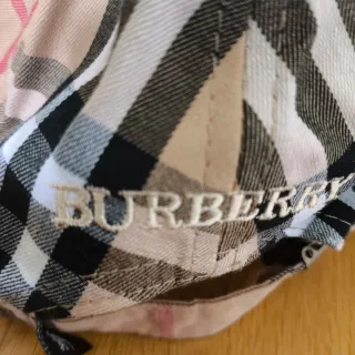 Gorras Burberry y New York Yankees