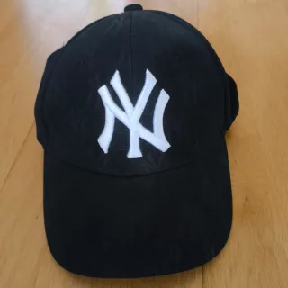 Gorras Burberry y New York Yankees