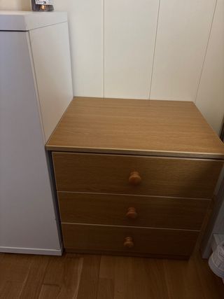 Cómoda de madera con 3 cajones