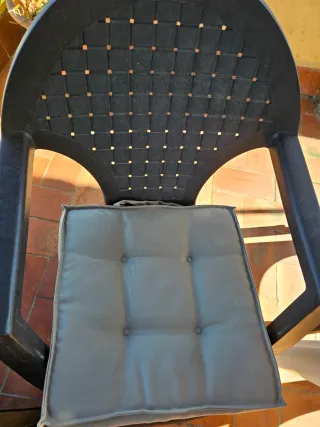 4 Sedie da terrazzo in resina marrone + cuscini 10€/unità