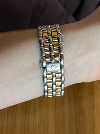 Reloj Omega De Ville dorado, de cuerzo y Suizo