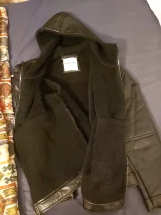 Chaqueta de piel con capucha