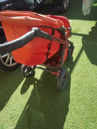 Carrito de bebé rojo