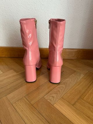 Botines de charol con tacón de color rosa