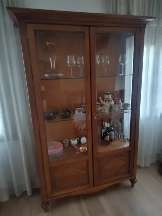 Vitrina de madera y cristal