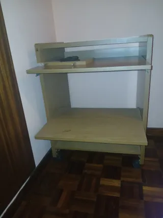 Mesa de escritorio con estantes de madera