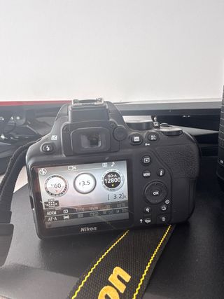 Cámara Nikon D3100 con objetivo