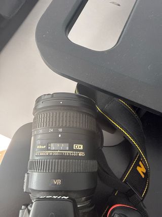 Cámara Nikon D3100 con objetivo