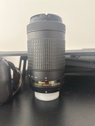 Cámara Nikon D3100 con objetivo