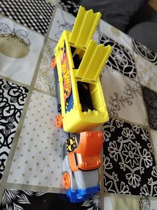 Camión Hot Wheels Amarillo