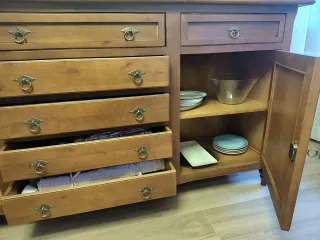 Aparador de madera marrón