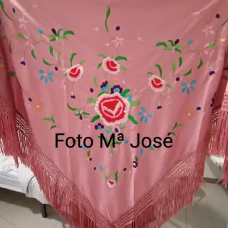 Mantoncillo rosa bordado flamenca
