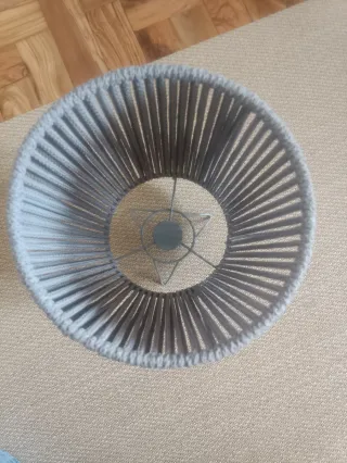 Lámpara de pie gris con diseño de cuerda
