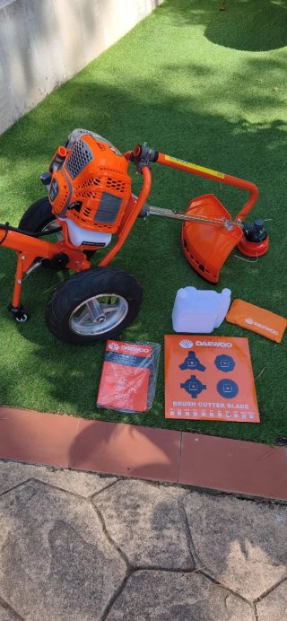 Desbrozadora con ruedas DWB 4400-2