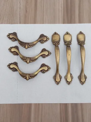 Set di sei maniglie per mobili con design classico e finitura invecchiata