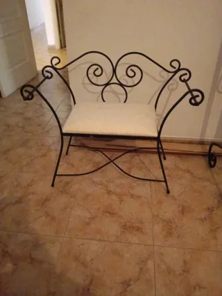 Poltrona in ferro battuto con cuscino beige