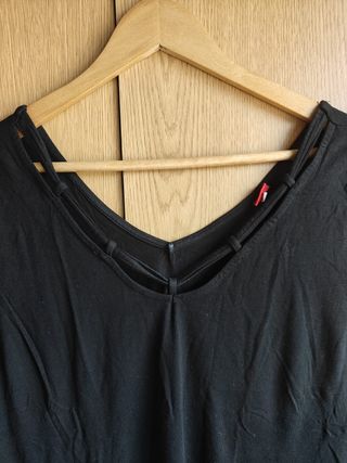 Top preto decote V com tiras