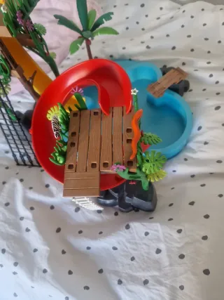 Parque acuático infantil con figuras