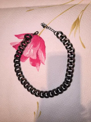 Collar de eslabones dorado y negro