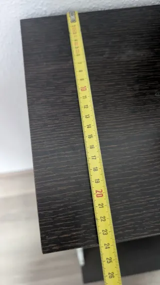 Zapatero de madera con tiradores plateados