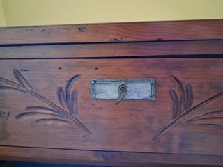 Cómoda de madera con detalles tallados
