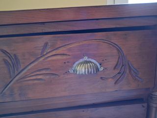 Cómoda de madera con detalles tallados