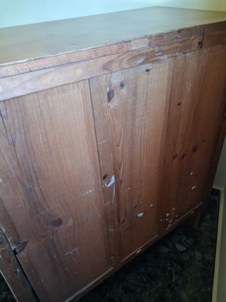 Cómoda de madera con detalles tallados