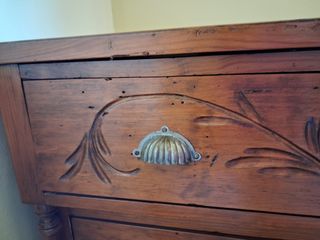 Cómoda de madera con detalles tallados