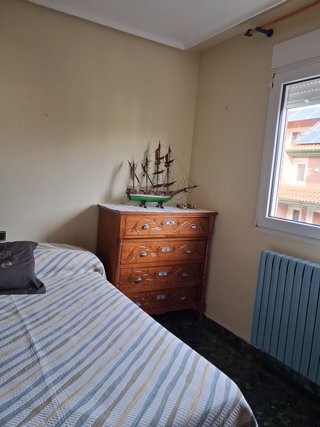 Cómoda de madera con detalles tallados