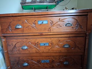 Cómoda de madera con detalles tallados