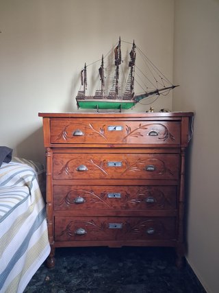 Cómoda de madera con detalles tallados