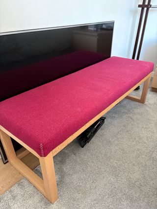 Banqueta de madera y tela rosa