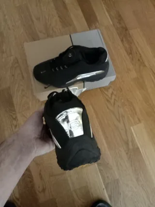 Zapatillas Nike Negras y Plateadas