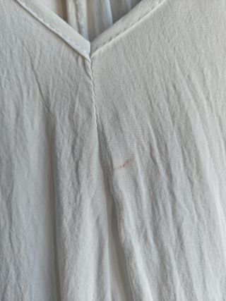 Blusa branca decote V tecido leve