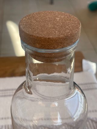 Bottiglia di vetro per acqua con tappo di sughero