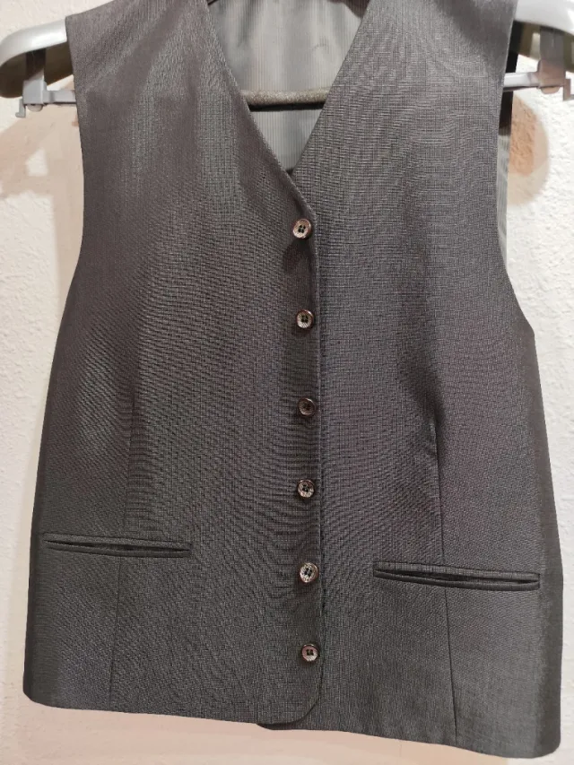 Traje gris oscuro perlado con chaleco