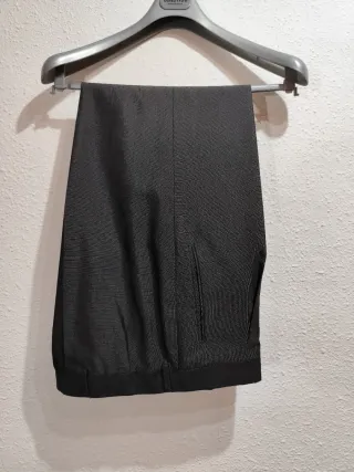 Traje gris oscuro perlado con chaleco