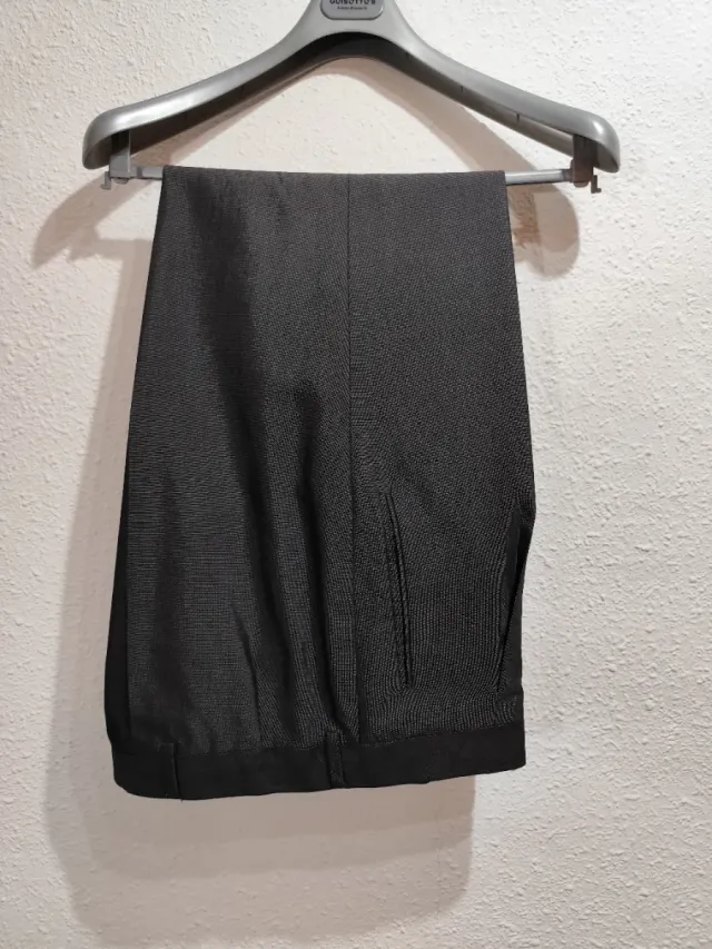 Traje gris oscuro perlado con chaleco