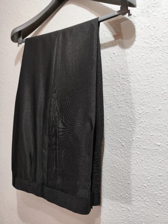 Traje gris oscuro perlado con chaleco