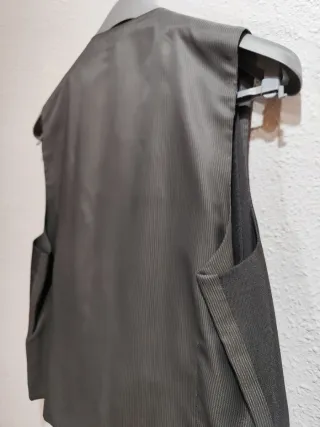 Traje gris oscuro perlado con chaleco