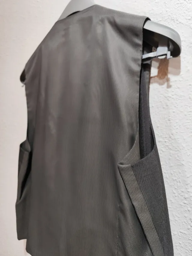 Traje gris oscuro perlado con chaleco