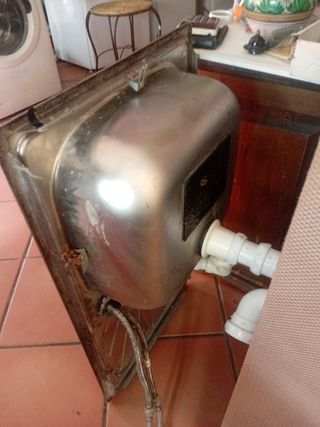 Fregadero de acero inoxidable con grifo