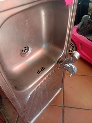 Fregadero de acero inoxidable con grifo