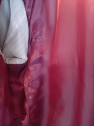 Abrigo de paño gris oscuro con forro granate