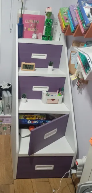 Habitación infantil morada y blanca. 3camas+cajone